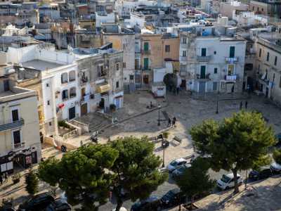 E poi tanta Bari Vecchia, anzi tutta Bari Vecchia. Riconosciamo l�Arco Alto e l�Arco Basso...